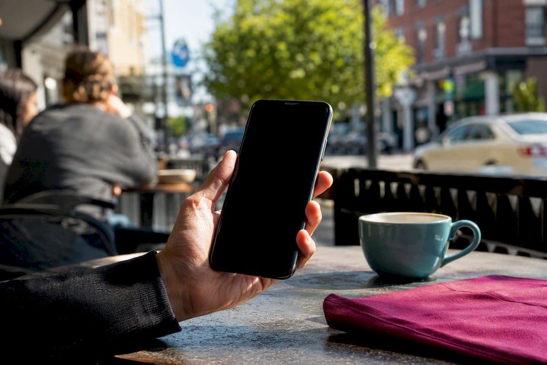 SMS Review Requests Windsor: Comply, Convert 8–20%, Get on theHive
